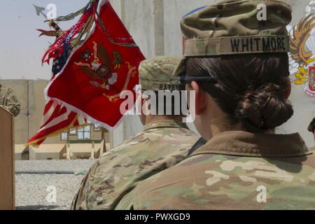 Le capitaine de l'armée américaine Whitmore Kaitlin, commandant de la Compagnie Charlie, 215e Bataillon de soutien de la Brigade Blindée, 3e Brigade Combat Team, 1re Division de cavalerie, et son frère, de l'armée américaine le Capitaine Scott Rayburn, nouveau commandant de la Compagnie Alpha, 37e bataillon du génie, 2e Brigade Combat Team, 82e Division aéroportée, écouter comme 37e. Ne. Le Lieutenant-colonel commandant le pasteur Sebastian s'adresse à ceux qui assistent à un changement de commandement cérémonie à Qayyarah Aérodrome de l'Ouest, de l'Iraq, le 1 juillet 2017. Les frères et sœurs, qui viennent de Gainesville, Floride, ont tous deux assisté à CTBDS au collège et ont été lancés au cours de la même nous Banque D'Images