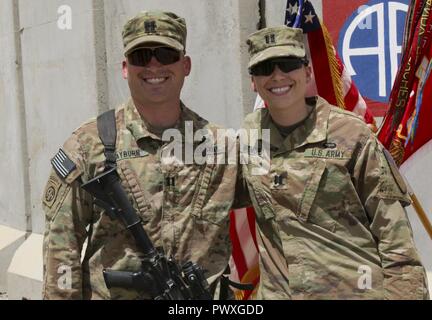 Le capitaine de l'armée américaine Whitmore Kaitlin, commandant de la Compagnie Charlie, 215e Bataillon de soutien de la Brigade Blindée, 3e Brigade Combat Team, 1re Division de cavalerie, et son frère, de l'armée américaine le Capitaine Scott Rayburn, nouveau commandant de la Compagnie Alpha, 37e bataillon du génie, 2e Brigade Combat Team, 82e Division aéroportée, ont été en mesure de se voir brièvement lorsqu'elle a assisté à son premier changement de commandement cérémonie à Qayyarah Aérodrome de l'Ouest, de l'Iraq, le 1 juillet 2017. Les frères et sœurs, qui viennent de Gainesville, Floride, ont tous deux assisté à CTBDS au collège et ont même commandé au cours de la même semaine en 2011. Banque D'Images