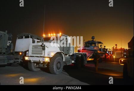 La ville de Djibouti, Djibouti (5 juillet 2017) marins affectés à l'Escadron fluviales côtières (CRS) 1 utiliser le moyen de transport de remplacement véhicule tactique de navires de patrouille dans la ville de Djibouti, Djibouti. Le CRS-1 est déployée en avant dans le domaine de la sixième flotte américaine et effectue des opérations de l'ensemble des opérations navales et mixte, souvent de concert avec ses alliés, le joint, et inter-organismes partenaires, afin de faire progresser les intérêts nationaux américains et la sécurité et la stabilité en Europe et l'Afrique. ( Banque D'Images