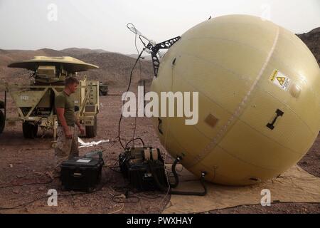 La plage d'Arta (Djibouti, 7 juillet 2017) Les Marines avec le 3e Bataillon, 6e Régiment de Marines l'aide de détecteurs de métaux au cours de la pratique d'un dispositif explosif de percer, dans le cadre de la 24e MEU soutien la formation sur la plage d'Arta (Djibouti) le 7 juillet 2017. Marines avec la 24e MEU conduite soutien la formation lors d'un déploiement avec le groupe amphibie Bataan à démontrer leurs capacités à former pendant de longues périodes de temps sur le terrain. Bataan et ses ARG sont déployés dans le domaine de la 5e flotte américaine des opérations à l'appui des opérations de sécurité maritime visant à rassurer les alliés et partenaires une Banque D'Images