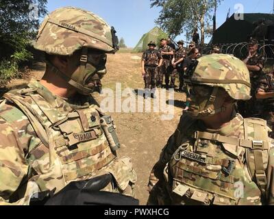 Le lieutenant-colonel Angel R. Estrada, RSS, commandant fournit une mise à jour de la logistique au colonel Jeffrey M. Shoemaker, USAREUR G3, à l'2CR Gap crossing humide à Györ, Hongrie, 26 juin 2017. Banque D'Images