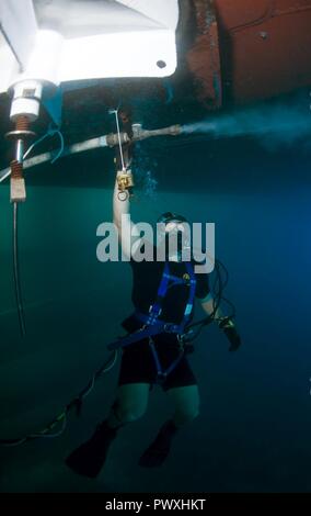 La baie de Souda, la Grèce (3 juillet 2017) Marine Diver 3 classe Nick Frantz, affecté à la région du centre du littoral de l'entretien régional Centre (MARMC), effectue une plongée sur l'élevage des navires de la classe Ticonderoga-croiseur lance-missiles USS Ville de Huê (CG-66) dans la baie de Souda, la Grèce le 3 juillet 2017. MARMC fournit l'ingénierie et services techniques à l'appui de l'état de préparation de la flotte pour tous les navires, sous-marins et porte-avions. ( Banque D'Images