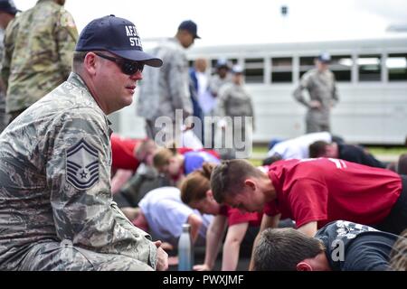 Citoyen de l'US Air Force aérienne du capitaine principal Sgt. James Jesionowski, membre de la 910th escadron médical, supervise l'entraînement physique pour les officiers subalternes de réserve (JROTC) cadets pendant un campement ici, le 21 juin 2017. Le campement, facilité par 910th Airlift Wing des aviateurs, a fourni une expérience de l'enseignement de cinq jours des compétences militaires et reproduire des aspects de formation militaire de base. JROTC est un programme parrainé par les forces armées pour les élèves du secondaire à travers le pays. Banque D'Images