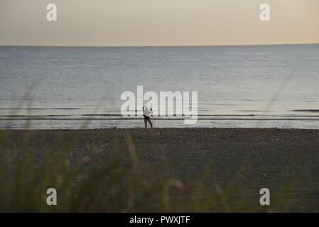 NORFOLK, VA. - Alexis Chivers effectue ses katas, exercices de Karaté officielle, pendant le lever du soleil sur l'Ocean View Beach à Norfolk, en Virginie, le 27 juin 2017. Les katas sont des exercices de Karaté où l'artiste martial mémorise les mouvements. séquentielle Un peu de Chivers' Katas ont plus de 40 mouvements séquentiels elle doit maîtriser et exécuter. Banque D'Images