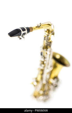 Détail d'un saxophone en laiton d'or et d'argent en fond blanc Banque D'Images