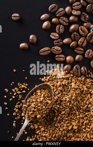 Le café instantané et les grains de café sur le tableau noir. Banque D'Images