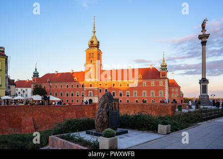 Varsovie, Pologne - Oct 5, 2018 Soirée : vue sur la place du château sur la vieille ville de Varsovie. Le roi Sigismond III Vasa Colonne et Château Royal. Banque D'Images