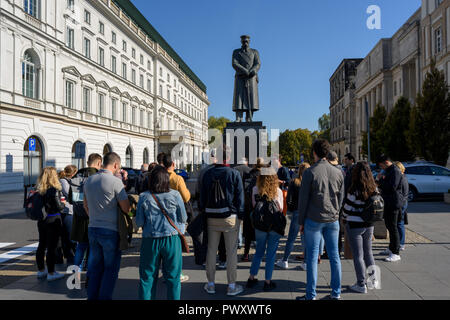 Varsovie, Pologne - 6 Oct 2018 : Groupe de touristes de l'écoute d'un guide à l'Jozef Pilsudski Monument à Varsovie, il était un chef militaire, Marsha Banque D'Images