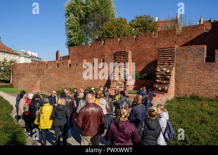 Varsovie, Pologne - 6 Oct 2018 : Groupe de touristes à l'Mały Powstaniec est une statue en commémoration de l'enfants soldats qui ont combattu et sont morts au cours de t Banque D'Images