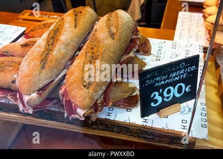 Deux gros sandwichs sur pain croustillant avec Acorn-fed (jambon Ibérique Jambon Serrano) pour 3,90 euros vente dans la fenêtre d'un café de Séville Banque D'Images