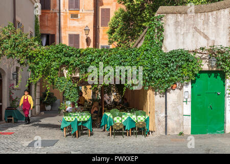 Un typique restaurant extérieur recouvert de lierre dans le Trastevere, Rome, Latium, Italie Banque D'Images