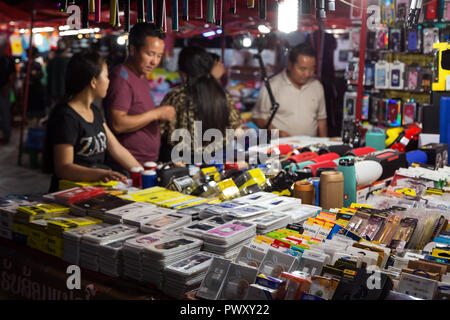 Les touristes et les populations locales de prendre un regard sur les marchandises dans le célèbre marché de nuit de Riverside à Vientiane, Laos, la nuit. Banque D'Images