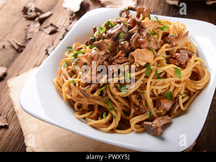 Pâtes aux champignons girolles et poulet Banque D'Images