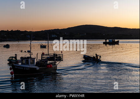 Schull, West Cork, Irlande. 18 Oct, 2018. Un pêcheur quitte le lieux de pêche aux SAT avant le lever du soleil. La journée sera sèche et lumineuse avec éclaircies et des températures de 11 à 14°C. Credit : Andy Gibson/Alamy Live News. Banque D'Images