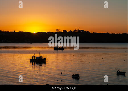 Schull, West Cork, Irlande. 18 Oct, 2018. Le soleil sur l'horizon de leurs pairs à Schull Harbour. La journée sera sèche et lumineuse avec éclaircies et des températures de 11 à 14°C. Credit : Andy Gibson/Alamy Live News. Banque D'Images