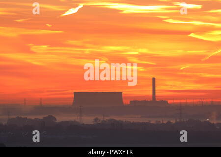 La centrale électrique d'Eggborough, Leeds. 18 Oct 2018. Météo France : Power Station d'Eggborough Rothwell Country Park à Leeds : Crédit Yorkshire Pics/Alamy Live News Banque D'Images