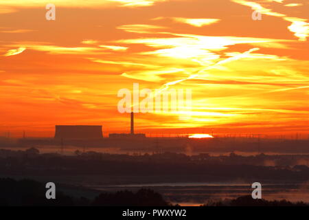 La centrale électrique d'Eggborough, Leeds. 18 Oct 2018. Météo France : Power Station d'Eggborough Rothwell Country Park à Leeds : Crédit Yorkshire Pics/Alamy Live News Banque D'Images