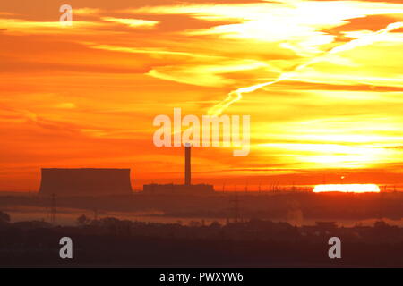 La centrale électrique d'Eggborough, Leeds. 18 Oct 2018. Météo France : Power Station d'Eggborough Rothwell Country Park à Leeds : Crédit Yorkshire Pics/Alamy Live News Banque D'Images