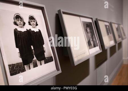 Washington, DC, USA. 17 Oct, 2018. Photo prise le 17 octobre 2018 montre les œuvres exposées à la Smithsonian American Art Museum de Washington, DC, aux Etats-Unis. L'exposition Diane Arbus a montré pour le portefeuille intitulé 'Une boîte de dix photographies' qui elle travaille depuis 1969. Credit : Liu Jie/Xinhua/Alamy Live News Banque D'Images