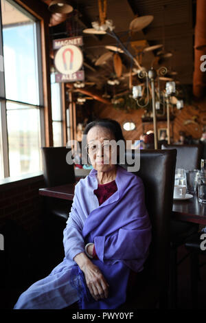 Iowa City, Iowa, États-Unis. 16 Sep, 2018. Romancier Nieh Hualing est assis à l'Iowa River Power Restaurant, qui est l'un de ses restaurants préférés, dans la ville de l'Iowa, Iowa, aux États-Unis le 16 septembre 2018. Romancier Nieh Hualing, vivant à Iowa City depuis quelque cinq décennies, a contribué à la place de lien avec l'image de lotus, qui représente la paix et l'intégrité morale poétique dans la littérature chinoise et qui a par conséquent été largement adoré dans tous les âges. Pour ALLER AVEC : ville du Midwest américain se lie d'Chine à travers la littérature. Credit : Liu Jie/Xinhua/Alamy Live News Banque D'Images