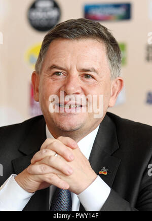 Karlsruhe, Allemagne. 18 Oct, 2018. Erich Harsch, PDG de la chaîne de dm, répond aux questions des journalistes lors de la conférence de presse annuelle du groupe de pharmacies à Karlsruhe. Credit : Uli Deck/dpa/Alamy Live News Banque D'Images