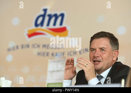 Karlsruhe, Allemagne. 18 Oct, 2018. Erich Harsch, PDG de la chaîne de dm, répond aux questions des journalistes lors de la conférence de presse annuelle du groupe de pharmacies à Karlsruhe. Credit : Uli Deck/dpa/Alamy Live News Banque D'Images