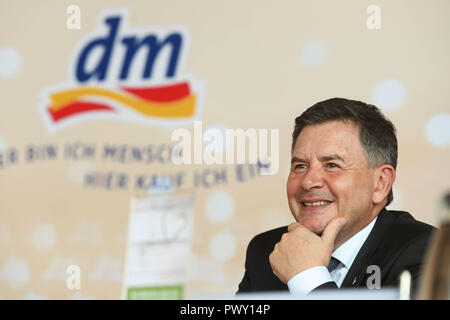 Karlsruhe, Allemagne. 18 Oct, 2018. Erich Harsch, PDG de la chaîne de dm, répond aux questions des journalistes lors de la conférence de presse annuelle du groupe de pharmacies à Karlsruhe. Credit : Uli Deck/dpa/Alamy Live News Banque D'Images