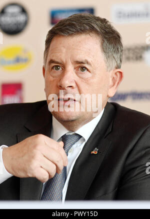 Karlsruhe, Allemagne. 18 Oct, 2018. Erich Harsch, PDG de la chaîne de dm, répond aux questions des journalistes lors de la conférence de presse annuelle du groupe de pharmacies à Karlsruhe. Credit : Uli Deck/dpa/Alamy Live News Banque D'Images