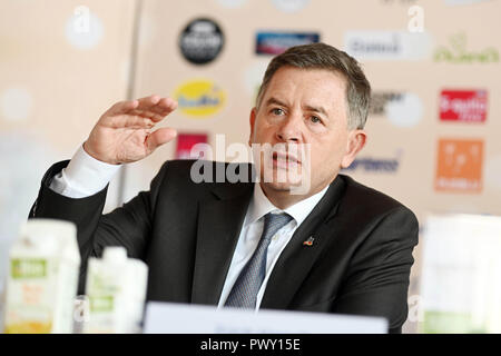 Karlsruhe, Allemagne. 18 Oct, 2018. Erich Harsch, PDG de la chaîne de dm, répond aux questions des journalistes lors de la conférence de presse annuelle du groupe de pharmacies à Karlsruhe. Credit : Uli Deck/dpa/Alamy Live News Banque D'Images