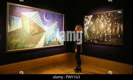 Bonhams. Londres. UK 18 Oct 2018 - Une femme regarde "L'hôtel particulier de la Lune transcendantale' par Ahmed Mustafa (est - £50,000 - £70,000) Un essai de Bonhams et islamique, Indiens et du Moyen-Orient contemporain moderne, d'Art Moderne et Contemporain et l'Art de l'Asie du Sud à Bonhams à Londres avant la semaine d'Art Asiatique. Credit : Dinendra Haria/Alamy Live News Banque D'Images