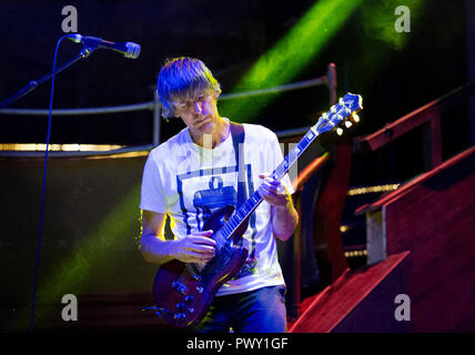 Londres, Royaume-Uni. 17 octobre, 2018. Groupe de rock indépendant américain Stephen Malkmus et les Jicks en concert à l'Albert Hall, Manchester, Royaume-Uni. Malkmus est un ancien membre du célèbre groupe de rock alternatif, mais il a maintenant effectué avec son nouveau groupe The Jicks pendant plusieurs années. Crédit : John Bentley/Alamy Live News Banque D'Images