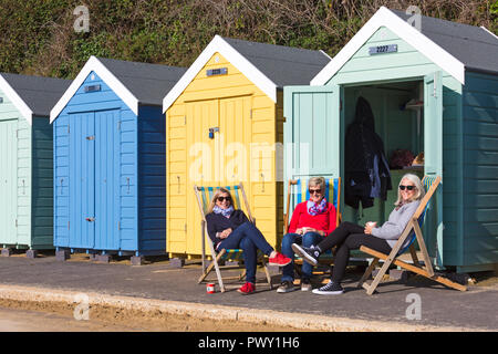 Bournemouth, Dorset, UK. 18 Oct 2018. Météo France : belle chaude journée ensoleillée comme visiteurs chef de la mer pour profiter du soleil. Credit : Carolyn Jenkins/Alamy Live News Banque D'Images