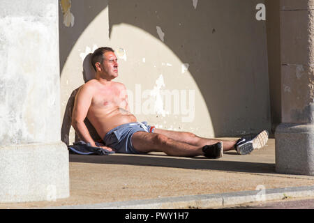 Bournemouth, Dorset, UK. 18 Oct 2018. Météo France : belle chaude journée ensoleillée comme visiteurs chef de la mer pour profiter du soleil. Credit : Carolyn Jenkins/Alamy Live News Banque D'Images