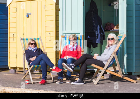 Bournemouth, Dorset, UK. 18 Oct 2018. Météo France : belle chaude journée ensoleillée comme visiteurs chef de la mer pour profiter du soleil. Credit : Carolyn Jenkins/Alamy Live News Banque D'Images