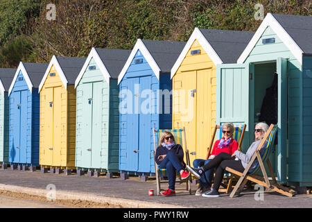 Bournemouth, Dorset, UK. 18 Oct 2018. Météo France : belle chaude journée ensoleillée comme visiteurs chef de la mer pour profiter du soleil. Credit : Carolyn Jenkins/Alamy Live News Banque D'Images