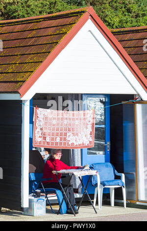 Bournemouth, Dorset, UK. 18 Oct 2018. Météo France : belle chaude journée ensoleillée comme visiteurs chef de la mer pour profiter du soleil. Credit : Carolyn Jenkins/Alamy Live News Banque D'Images