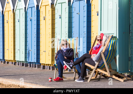 Bournemouth, Dorset, UK. 18 Oct 2018. Météo France : belle chaude journée ensoleillée comme visiteurs chef de la mer pour profiter du soleil. Credit : Carolyn Jenkins/Alamy Live News Banque D'Images