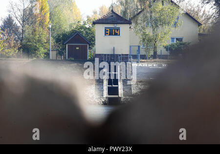 Karlsruhe, Allemagne. 18 Oct, 2018. La jauge du Rhin près de Karlsruhe Maxau indique une hauteur de 3,14 mètres. Après des mois de sécheresse, le niveau du Rhin à Karlsruhe est tombée à un faible. À 3,14 mètres jeudi matin (Maxau jauge), la valeur est 3,20 mètres au-dessous de la valeur du 22 septembre 2003, selon le centre de prévision des inondations dans la région de Bade-Wurtemberg. Credit : Uli Deck/dpa/Alamy Live News Banque D'Images