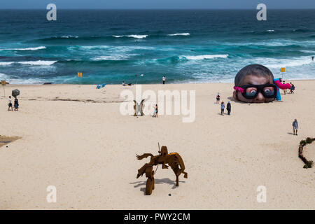 Plage de Tamarama, Sydney, Australie, le 18 Oct 2018 Sculpture par la mer, la plage de Tamarama,le plus grand libre, annuel au public, exposition de sculptures en plein air, avait son lancement médiatique dans le parc de la plage de Tamarama aujourd'hui. Lors du lancement, le bénéficiaire de l'Aqualand Sculpture Prix, qui a augmenté de 70 000 $ cette année sera annoncé. Le lancement offrira un premier regard à crédit : Paul Lovelace/Alamy Live News Banque D'Images