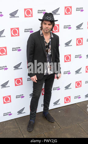 Londres, Royaume-Uni. 17 octobre 2018. La Maison ronde de Chalk Farm gaz Coombes arrive aux Q Awards 2018 en association avec Absolute radio People in Picture: Gaz Coombes crédit: Dean Fardell / Alay Live News Banque D'Images