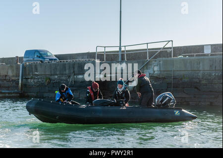 Schull, West Cork, Irlande. 18 Oct, 2018. Les membres de la National Parks and Wildlife Service à bord de leur RIB à passer une journée en comptant les phoques et leurs petits autour des îles près de Schull dans le cadre de la politique de conservation du gouvernement irlandais. La journée sera sèche et lumineuse avec éclaircies et des températures de 11 à 14°C. Credit : Andy Gibson/Alamy Live News. Banque D'Images