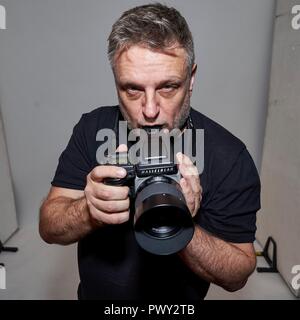 Berlin, Deutschland. 17 Oct, 2018. Exclusif : 17.10.2018, meilleur photographe John Rankin Waddell 'Rankin' a été réservé à la toile Bombay Sapphire Bar à Berlin. Portrait exclusif du photographe avec son appareil photo Hasselblad en face de son travail. En Allemagne, Rankin est également connu pour ses emplois en France's Next Top Model. Utilisation dans le monde entier | Credit : dpa/Alamy Live News Banque D'Images