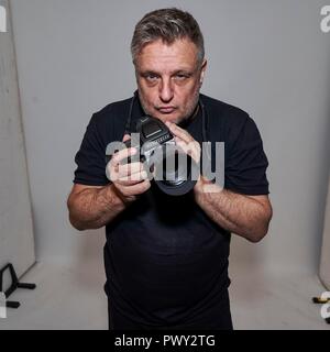 Berlin, Deutschland. 17 Oct, 2018. Exclusif : 17.10.2018, meilleur photographe John Rankin Waddell 'Rankin' a été réservé à la toile Bombay Sapphire Bar à Berlin. Portrait exclusif du photographe avec son appareil photo Hasselblad en face de son travail. En Allemagne, Rankin est également connu pour ses emplois en France's Next Top Model. Utilisation dans le monde entier | Credit : dpa/Alamy Live News Banque D'Images