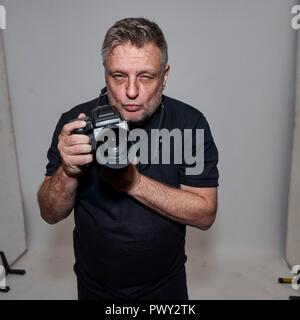 Berlin, Deutschland. 17 Oct, 2018. Exclusif : 17.10.2018, meilleur photographe John Rankin Waddell 'Rankin' a été réservé à la toile Bombay Sapphire Bar à Berlin. Portrait exclusif du photographe avec son appareil photo Hasselblad en face de son travail. En Allemagne, Rankin est également connu pour ses emplois en France's Next Top Model. Utilisation dans le monde entier | Credit : dpa/Alamy Live News Banque D'Images