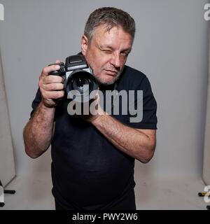 Berlin, Deutschland. 17 Oct, 2018. Exclusif : 17.10.2018, meilleur photographe John Rankin Waddell 'Rankin' a été réservé à la toile Bombay Sapphire Bar à Berlin. Portrait exclusif du photographe avec son appareil photo Hasselblad en face de son travail. En Allemagne, Rankin est également connu pour ses emplois en France's Next Top Model. Utilisation dans le monde entier | Credit : dpa/Alamy Live News Banque D'Images