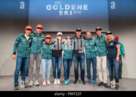 Herzogenaurach, Allemagne. 18 Oct, 2018. Les athlètes récompensé par le Ski d'Or 2018" de l'Association allemande de ski (DSV), Eric Frenzel (l-r), Nordic combinateur, Arnd Peiffer, Katharina Althaus, biathlon, ski, Viktoria Rebensburg, skieur alpin, Sandra Ringwald, ski de fond, Thomas Dreßen, skieur alpin, Thomas Bing, ski de fond, Andreas Wellinger, cavalier de ski et Heidi Zacher, le ski cross-country skier se tiendra pendant la cérémonie de remise des prix. Crédit : Daniel Karmann/dpa/Alamy Live News Banque D'Images