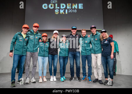 Herzogenaurach, Allemagne. 18 Oct, 2018. Les athlètes récompensé par le Ski d'Or 2018" de l'Association allemande de ski (DSV), Eric Frenzel (l-r), Nordic combinateur, Arnd Peiffer, Katharina Althaus, biathlon, ski, Viktoria Rebensburg, skieur alpin, Sandra Ringwald, ski de fond, Thomas Dreßen, skieur alpin, Thomas Bing, ski de fond, Andreas Wellinger, cavalier de ski et Heidi Zacher, le ski cross-country skier se tiendra pendant la cérémonie de remise des prix. Crédit : Daniel Karmann/dpa/Alamy Live News Banque D'Images