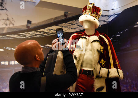 Londres, Royaume-Uni. 18 octobre 2018. Costumes de scène sur l'affichage à l'imprimeur de magasin qui a ouvert ses portes à Carnaby Street. Coïncidant avec la sortie la semaine prochaine du film 'Bohemian Rhapsody', la boutique propose des fans de musique Queen souvenirs, une exposition de costumes de scène ainsi que la Reine. rendement archivés Crédit : Stephen Chung / Alamy Live News Banque D'Images