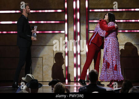 Nashville, Tennessee, USA. 17 Oct, 2018. 17 octobre 2018 - Nashville, TN - Charles Kelley, Dave Haywood et Hillary Scott, Lady Antebellum. CMT 2018 Artistes de l'année tenue à l'Schermerhorn Symphony Center. Crédit photo : Frederick Breedon/AdMedia Crédit : Frederick Breedon/AdMedia/ZUMA/Alamy Fil Live News Banque D'Images