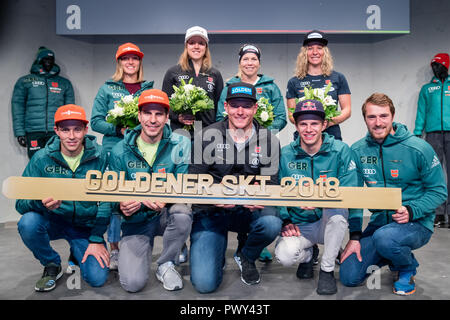 Herzogenaurach, Allemagne. 18 Oct, 2018. Les athlètes reçu le Ski d'Or 2018" de l'Association allemande de ski (DSV), Katharina Althaus (h, l-r), cavalier, Viktoria Rebensburg ski, skieur alpin, Sandra Ringwald, ski de fond, Heidi Zacher, Skicrosser, ainsi que Eric Frenzel (v, l-r), Nordic combinateur, Arnd Peiffer, le biathlète, Thomas Dreßen, skieur alpin, Andreas Wellinger, cavalier de ski et Thomas Bing, ski de fond, sera sur scène pendant la cérémonie de remise des prix. Crédit : Daniel Karmann/dpa/Alamy Live News Banque D'Images